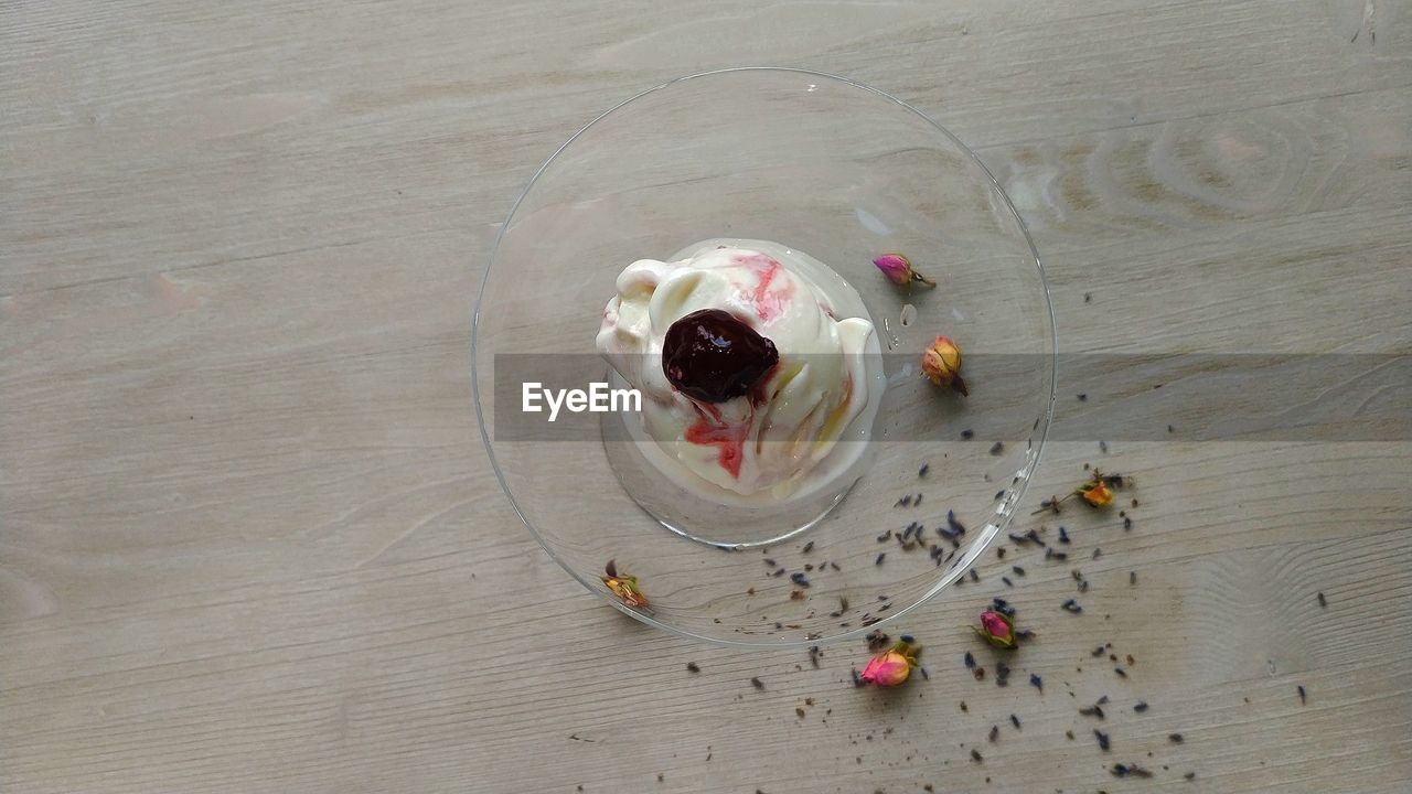 HIGH ANGLE VIEW OF ICE CREAM IN CONTAINER ON TABLE