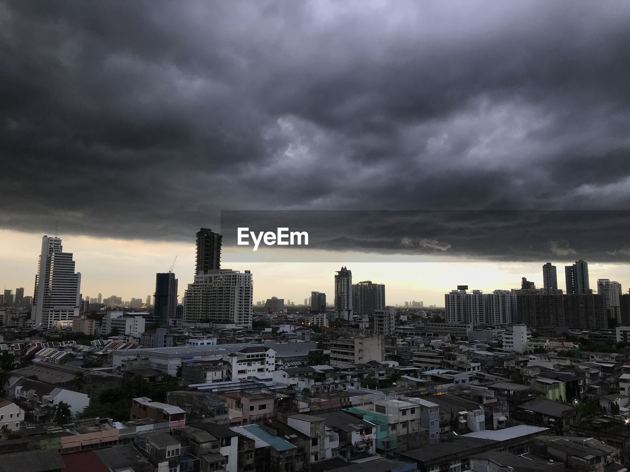 BUILDINGS IN CITY AGAINST CLOUDY SKY