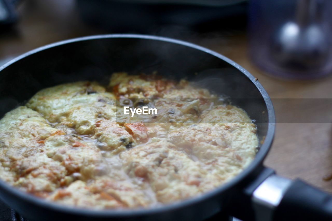 CLOSE-UP OF MEAT IN COOKING PAN