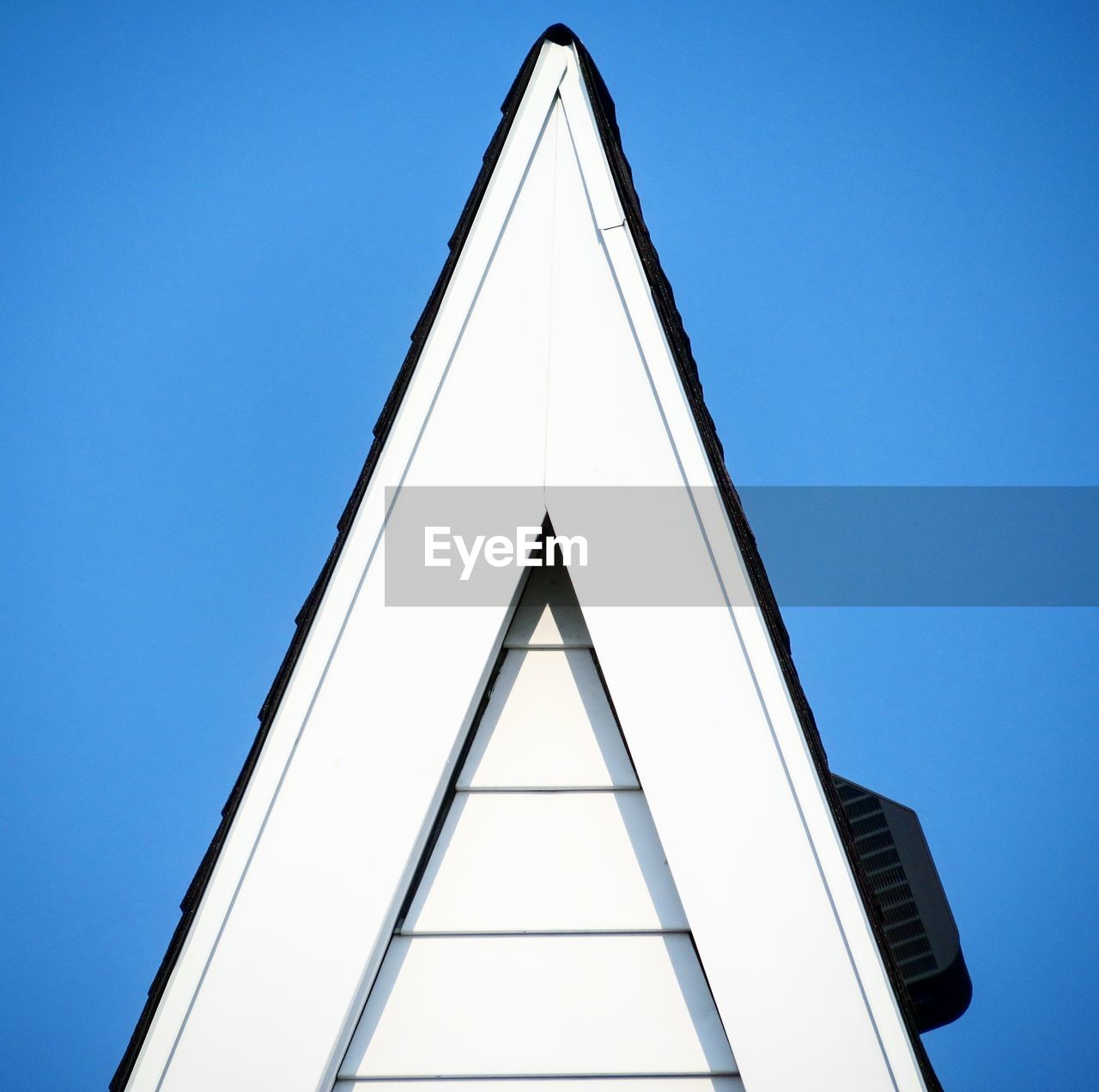 LOW ANGLE VIEW OF MODERN BUILDING AGAINST CLEAR SKY