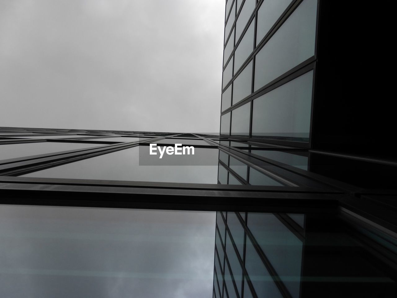 LOW ANGLE VIEW OF MODERN BUILDINGS AGAINST SKY