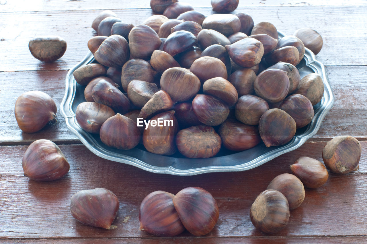 HIGH ANGLE VIEW OF EGGS ON TABLE