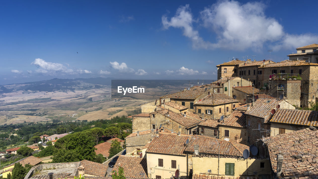 HIGH ANGLE VIEW OF TOWNSCAPE AGAINST SKY IN TOWN