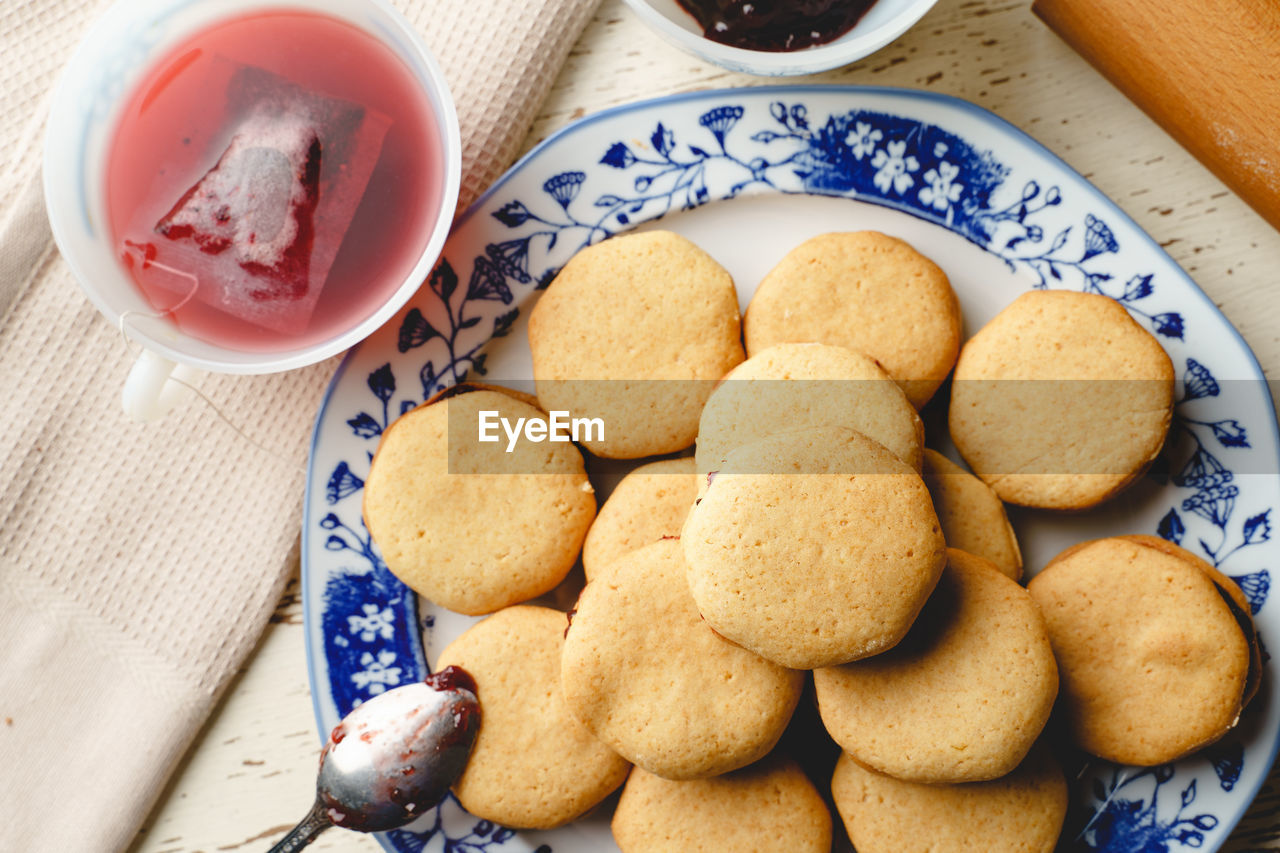 HIGH ANGLE VIEW OF COOKIES IN PLATE