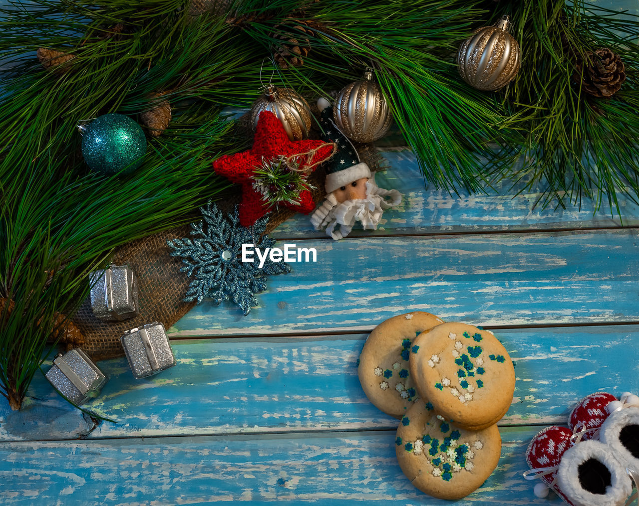 CHRISTMAS DECORATION ON TABLE