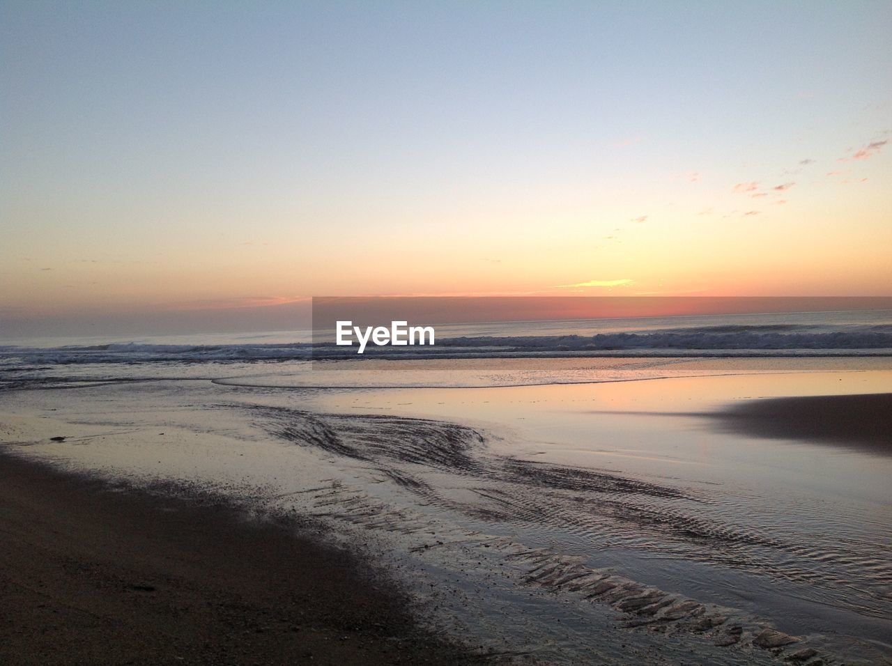 SCENIC VIEW OF SEA AGAINST SKY AT SUNSET