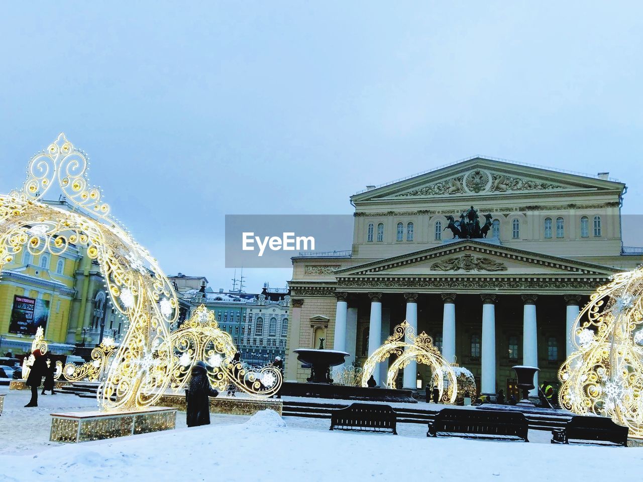 STATUE OF HISTORIC BUILDING AGAINST SKY