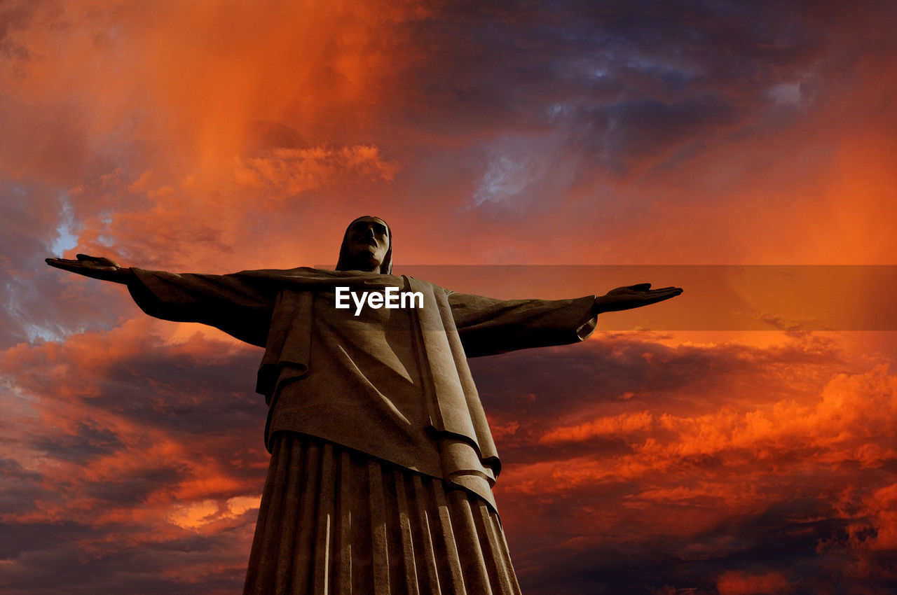 LOW ANGLE VIEW OF STATUE AGAINST SKY AT SUNSET