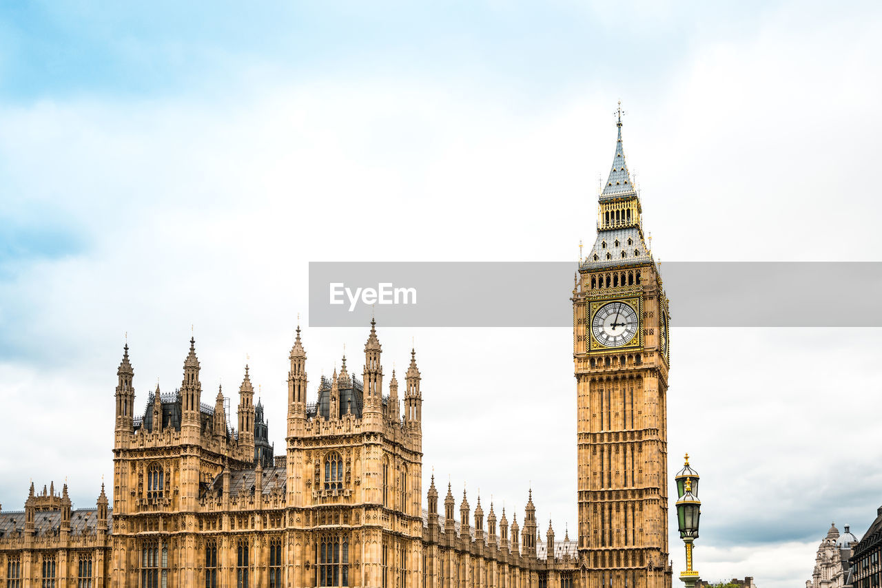 Big ben and houses of parliament against cloudy sky