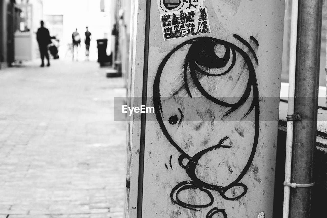 CLOSE-UP OF PAINTING