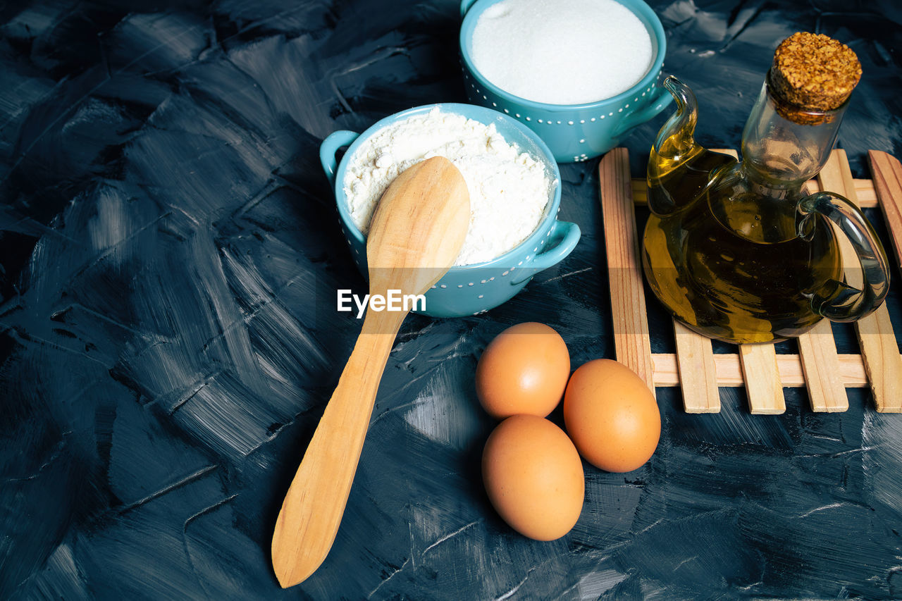 HIGH ANGLE VIEW OF EGGS ON TABLE