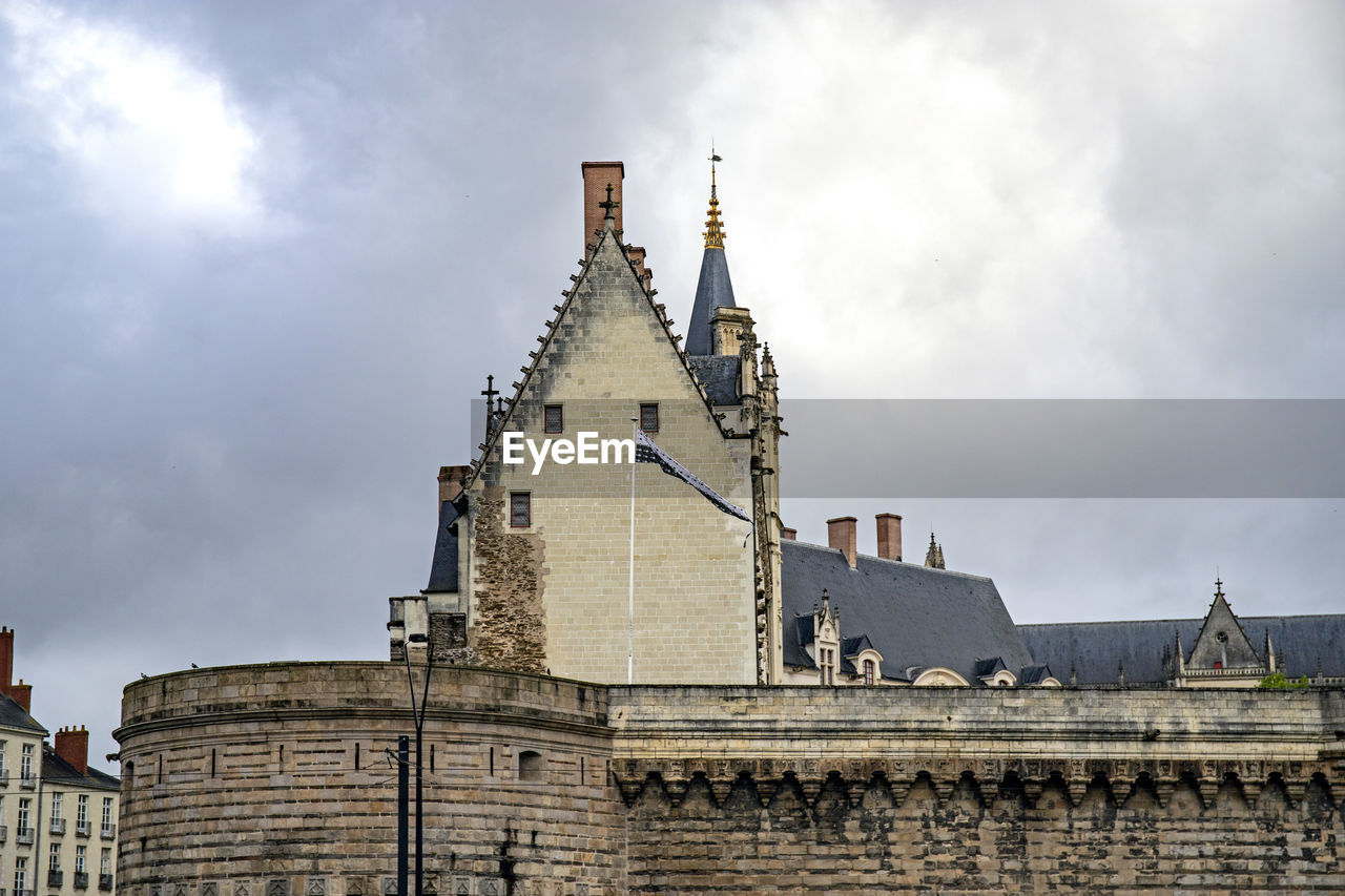 LOW ANGLE VIEW OF BUILDINGS AGAINST SKY