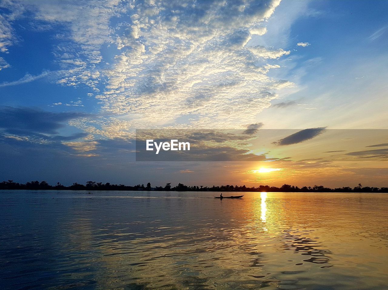 SCENIC VIEW OF SEA AGAINST SUNSET SKY