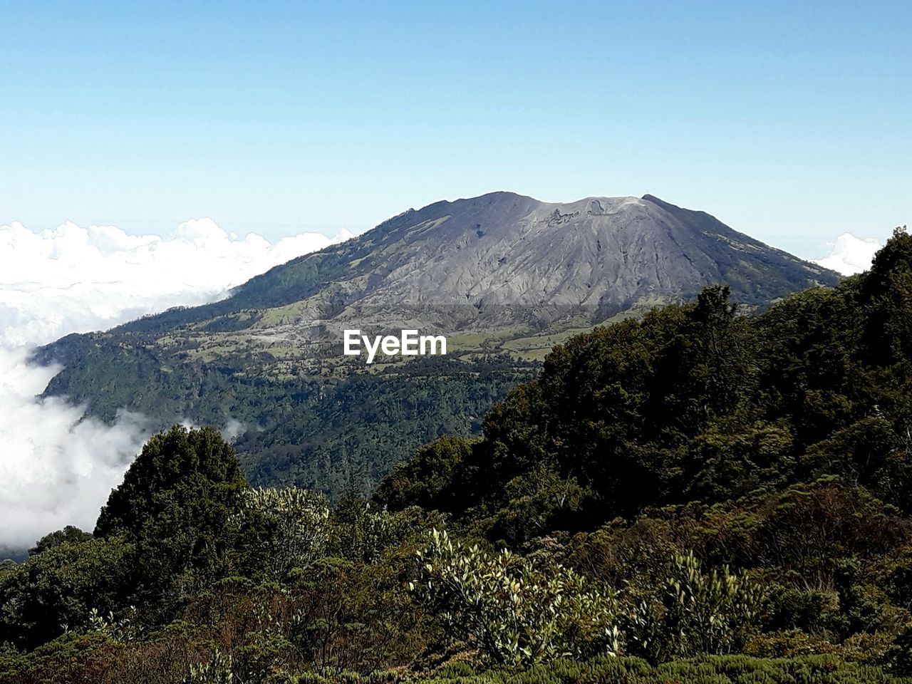 SCENIC VIEW OF VOLCANIC MOUNTAIN AGAINST SKY
