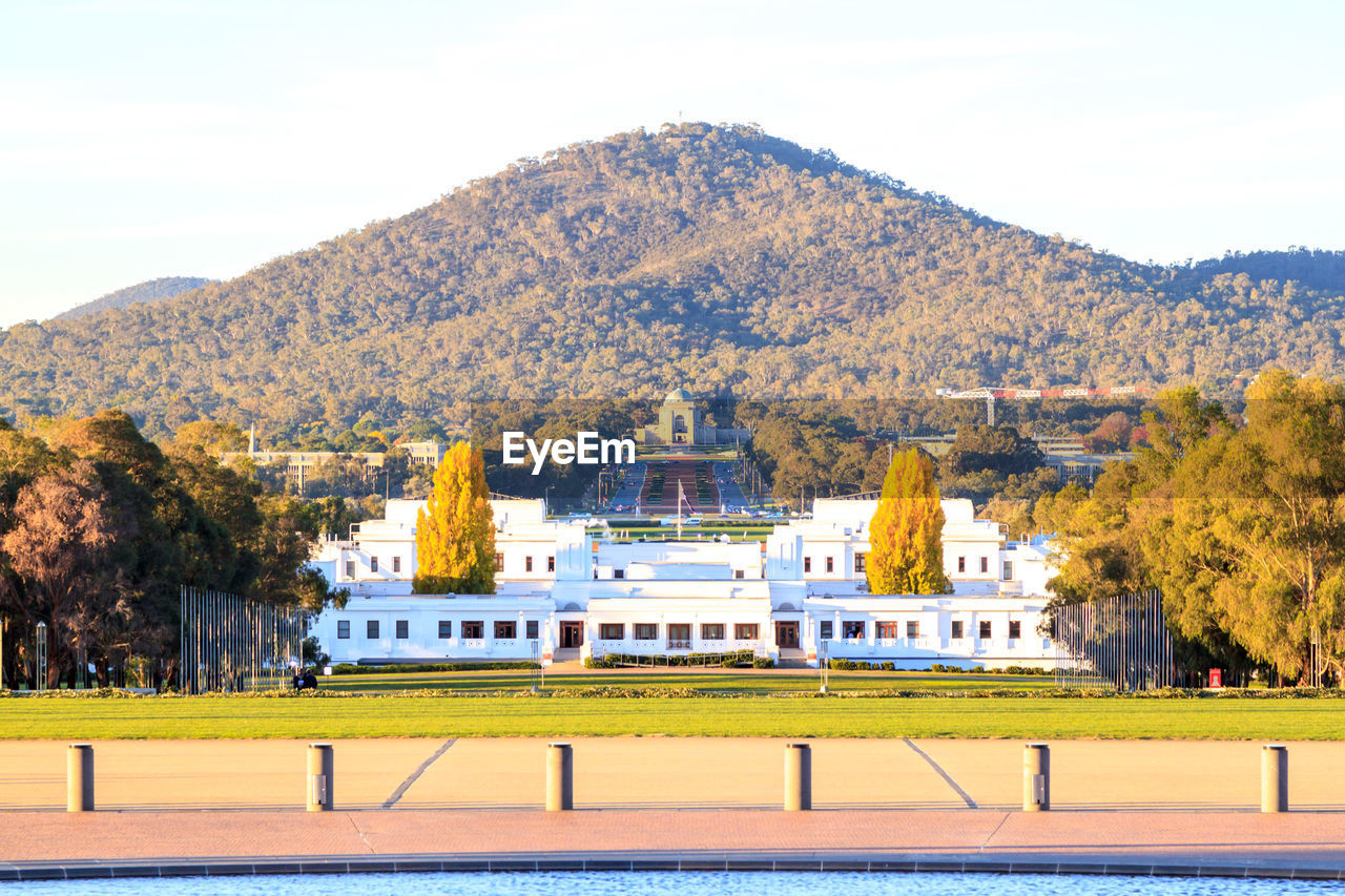 View of australia old parliament house in canberra with the australian war memorial in background
