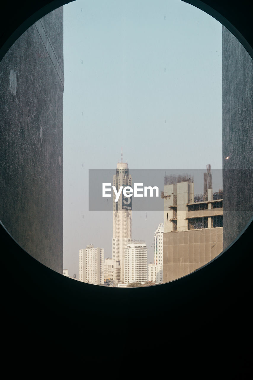 CITYSCAPE AGAINST SKY SEEN THROUGH ARCH