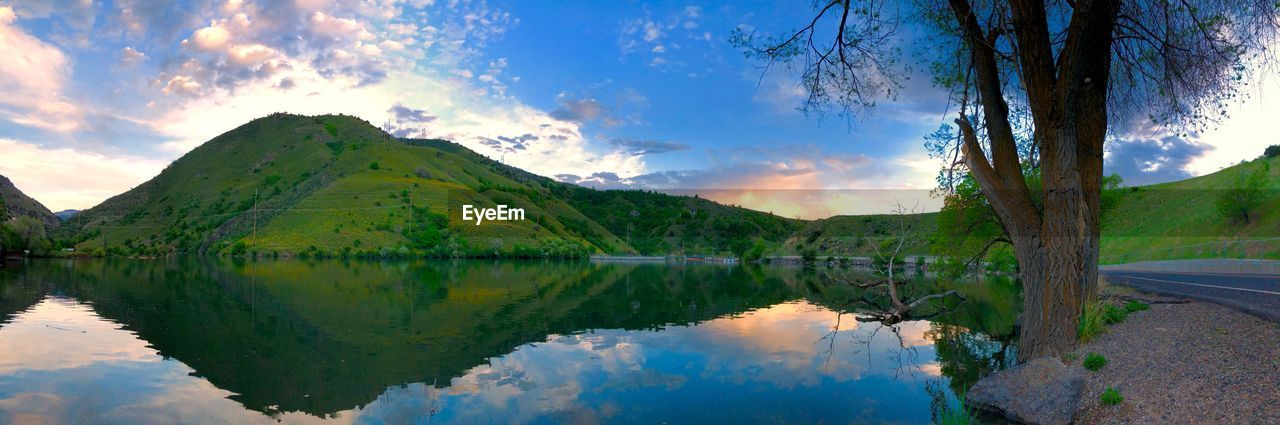 Panoramic view of lake and mountains against sky