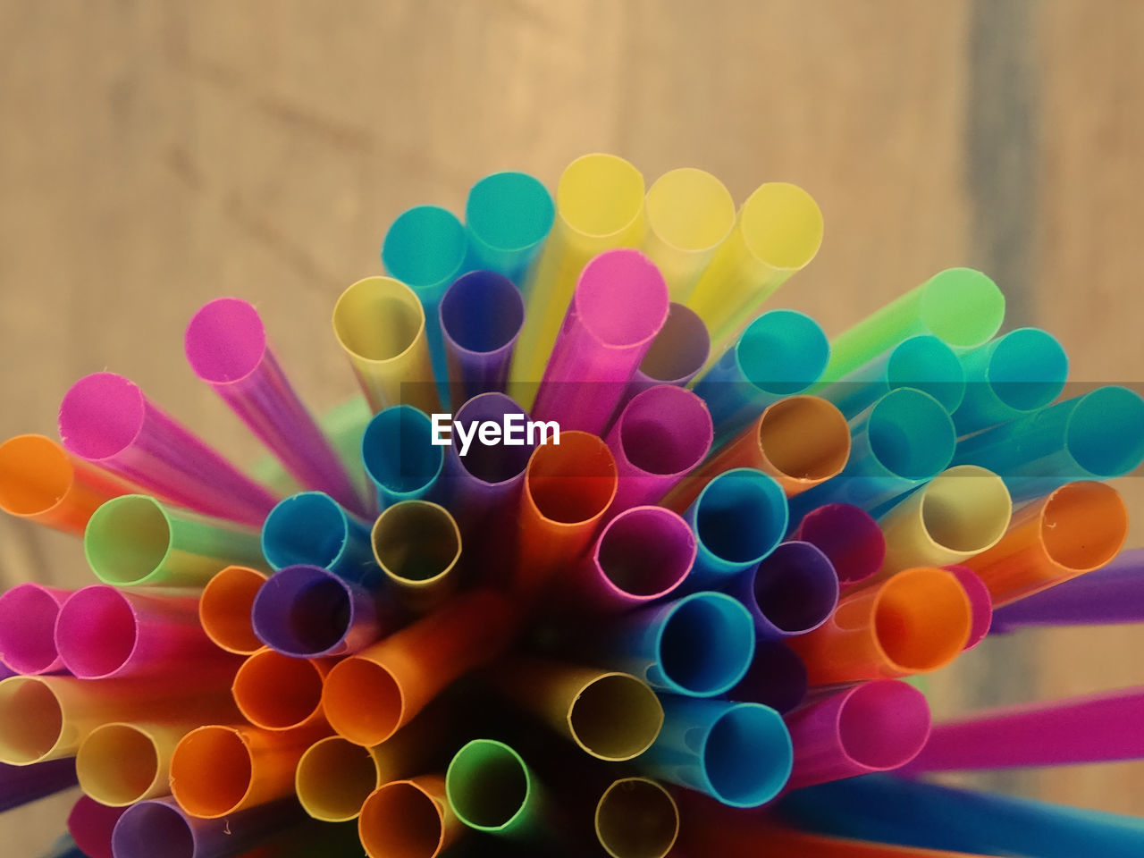 CLOSE-UP VIEW OF MULTI COLORED PENCILS