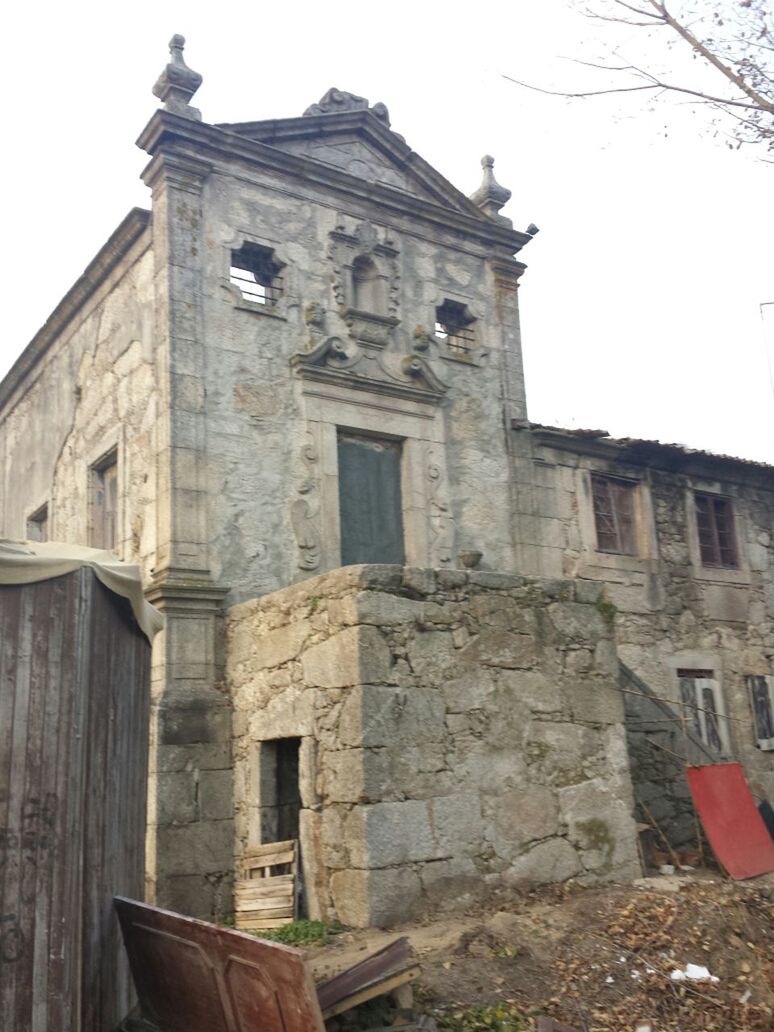 LOW ANGLE VIEW OF OLD BUILDING