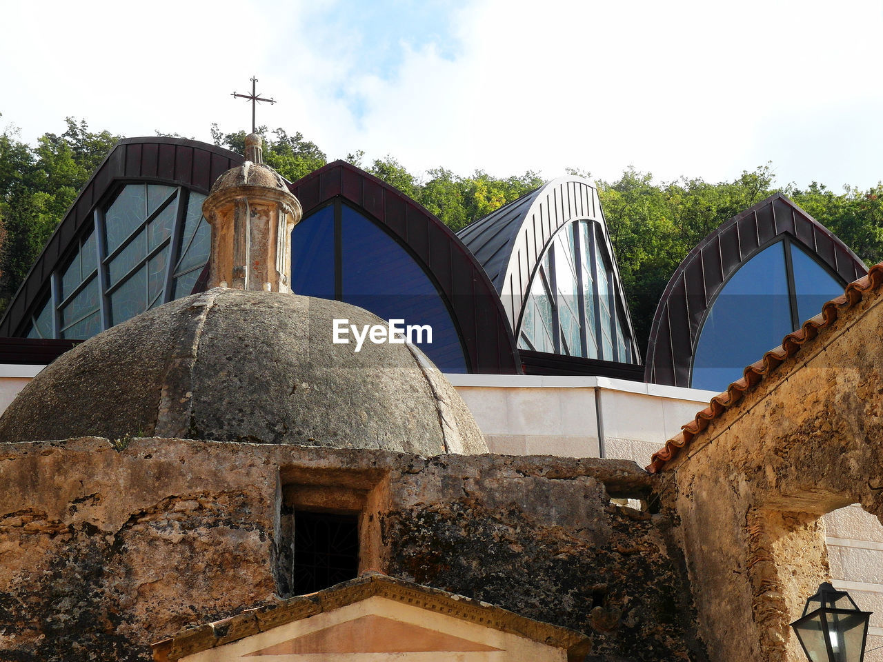 LOW ANGLE VIEW OF CROSS AGAINST SKY