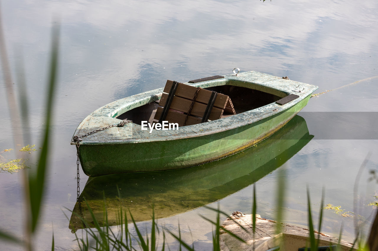 HIGH ANGLE VIEW OF BOAT FLOATING ON LAKE