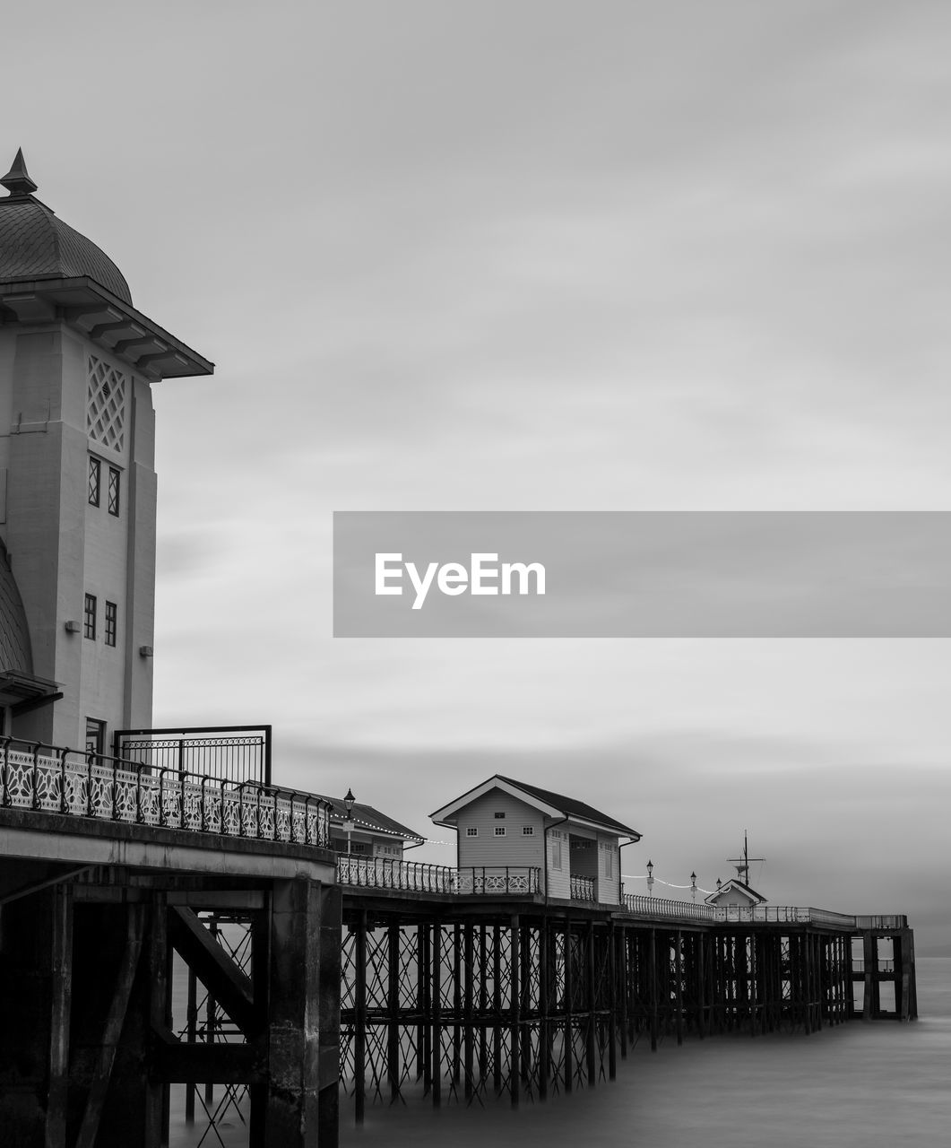 PIER BY SEA AGAINST SKY