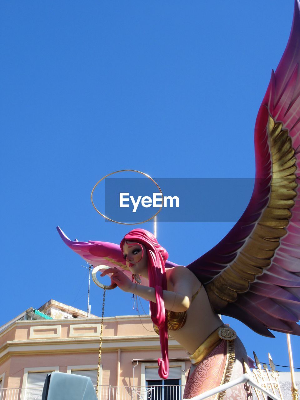 LOW ANGLE VIEW OF SCULPTURE AGAINST BLUE SKY