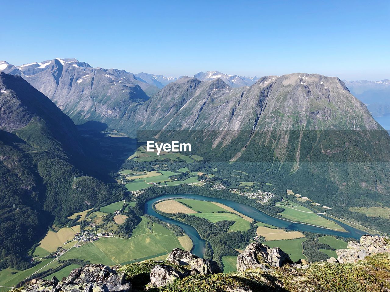 HIGH ANGLE VIEW OF MOUNTAIN RANGE AGAINST SKY