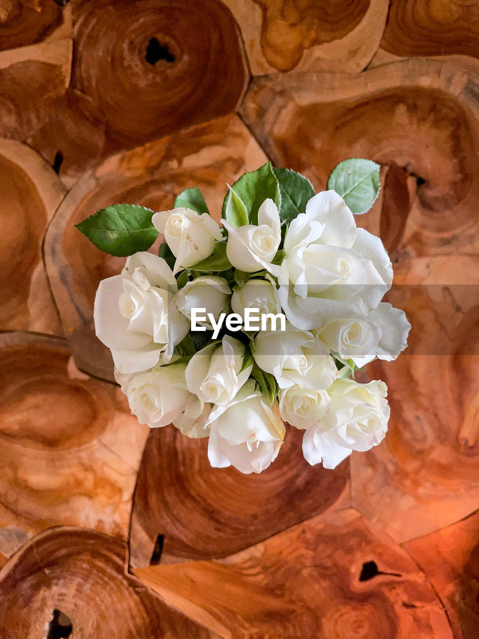 HIGH ANGLE VIEW OF ROSE BOUQUET ON TABLE