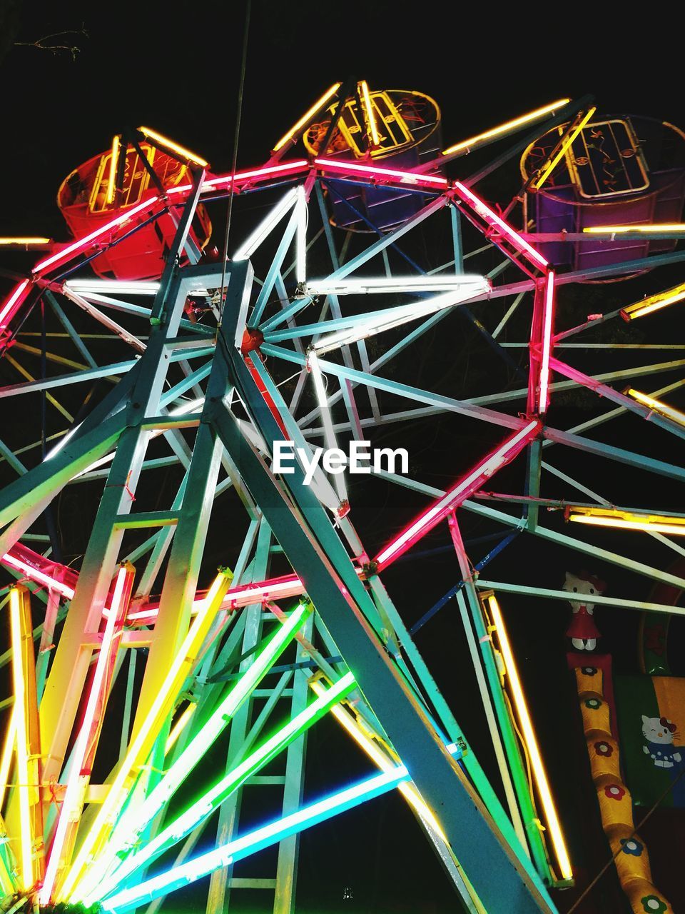 LOW ANGLE VIEW OF FERRIS WHEEL AGAINST SKY AT NIGHT