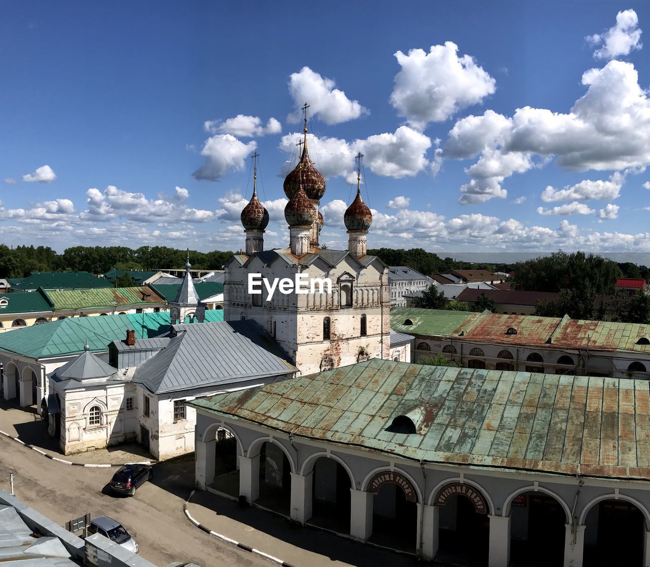 HIGH ANGLE VIEW OF BUILDINGS AGAINST SKY