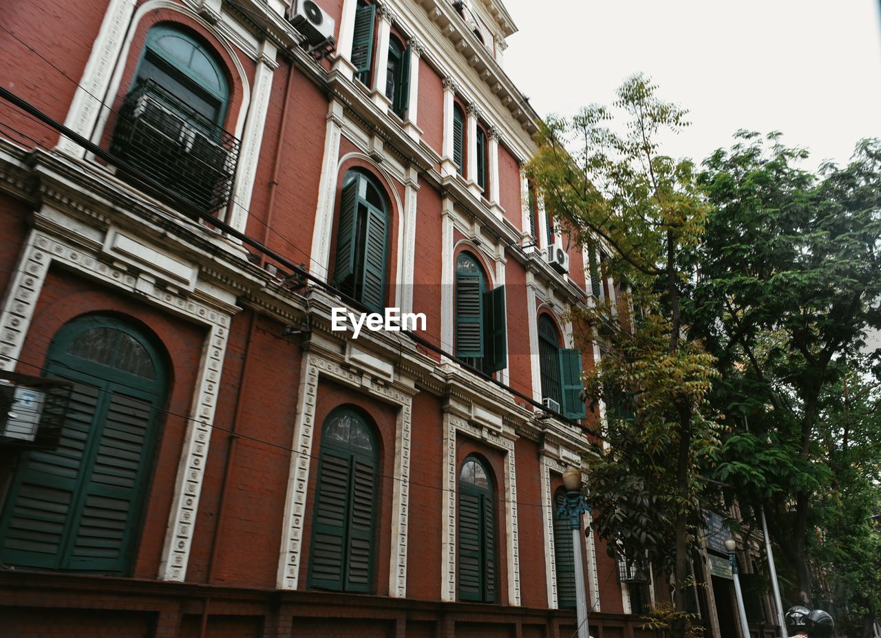 architecture, building exterior, built structure, neighbourhood, downtown, window, low angle view, building, urban area, city, tree, house, plant, no people, residential district, nature, facade, day, town, sky, landmark, outdoors, history, the past, street