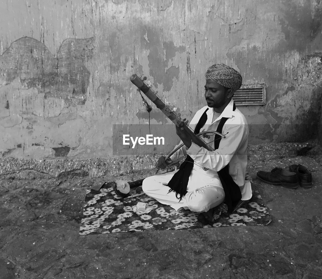 Man playing ravanahatha, rajasthan.