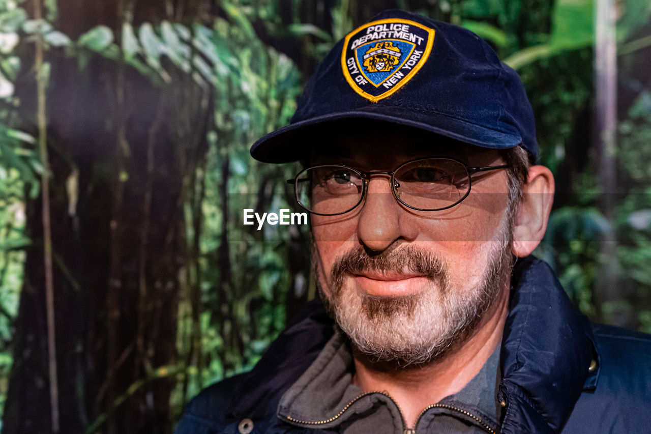 CLOSE-UP PORTRAIT OF MAN WITH EYEGLASSES