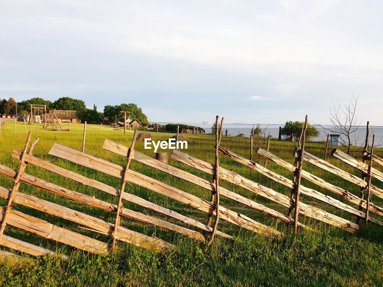 SCENIC VIEW OF FARM FIELD AGAINST SKY