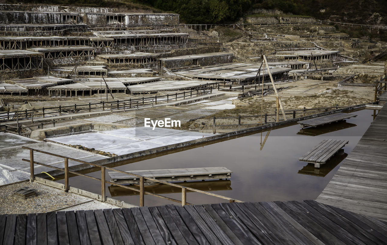 HIGH ANGLE VIEW OF PIER AMIDST LAKE