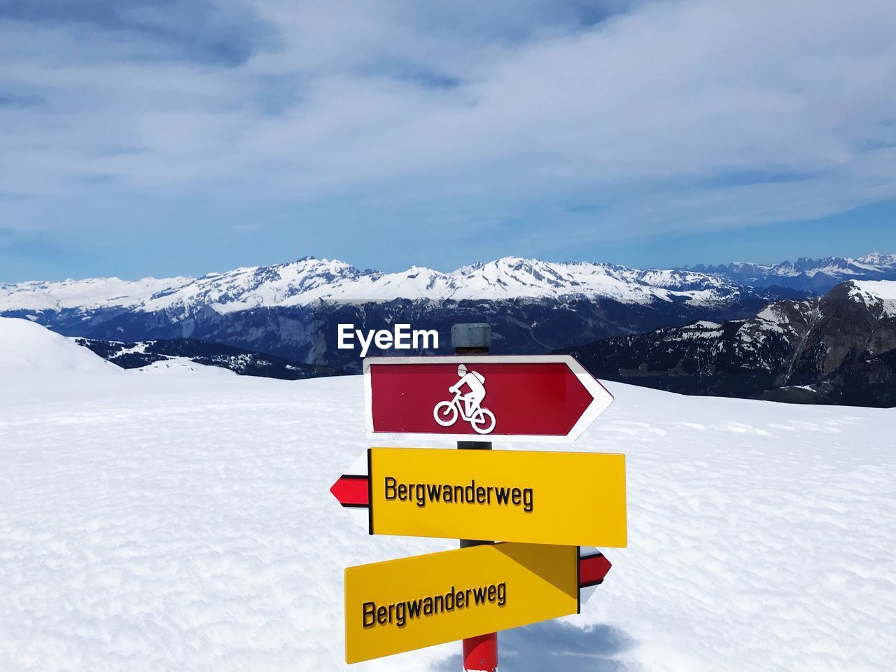INFORMATION SIGN AGAINST SNOWCAPPED MOUNTAINS DURING WINTER