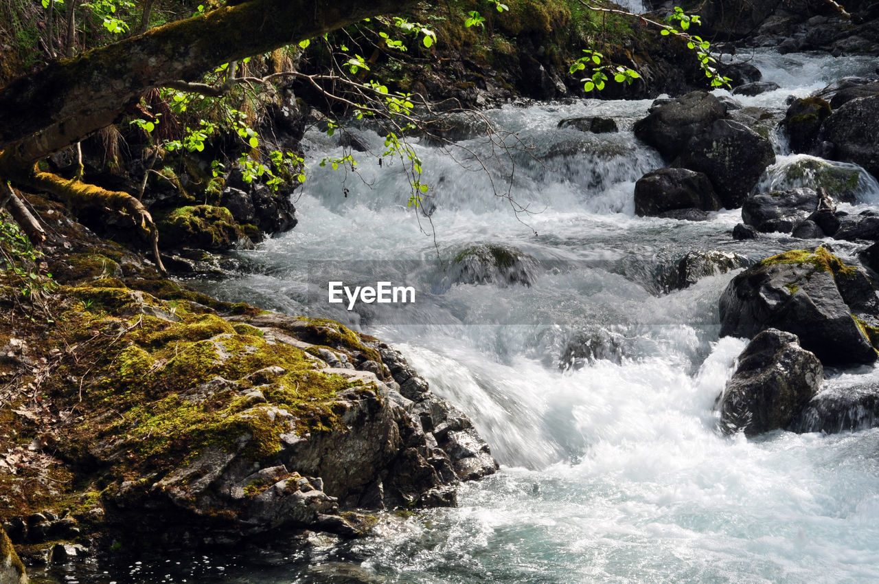 WATER FLOWING THROUGH ROCKS IN SEA