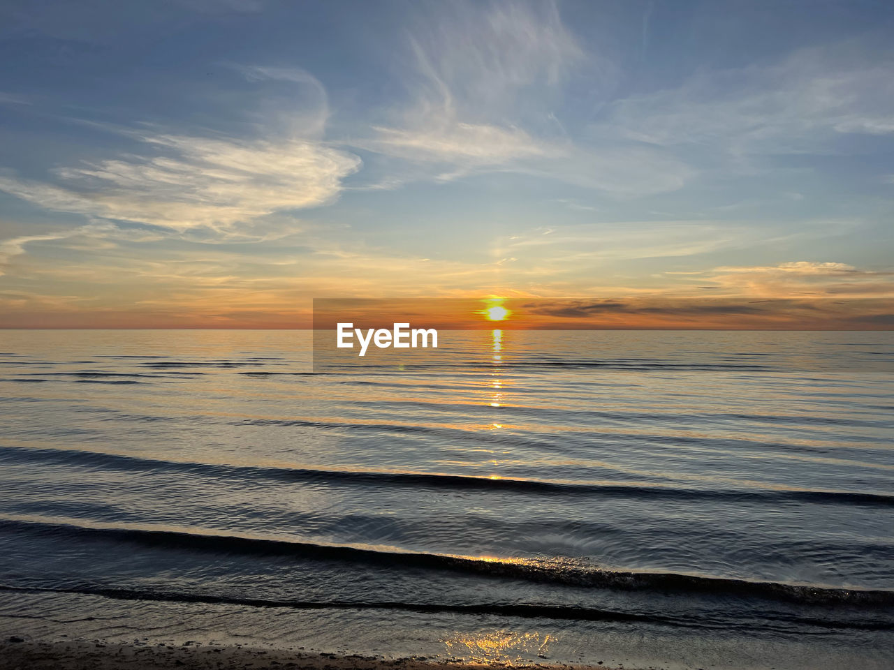 sky, sunset, sea, water, beauty in nature, scenics - nature, cloud, horizon, nature, tranquility, horizon over water, beach, ocean, land, sun, tranquil scene, sunlight, idyllic, shore, wave, dramatic sky, reflection, dawn, motion, coast, orange color, seascape, environment, outdoors, no people, wind wave, afterglow, body of water, travel, evening, sand, urban skyline, travel destinations, landscape, atmospheric mood, sunbeam, non-urban scene