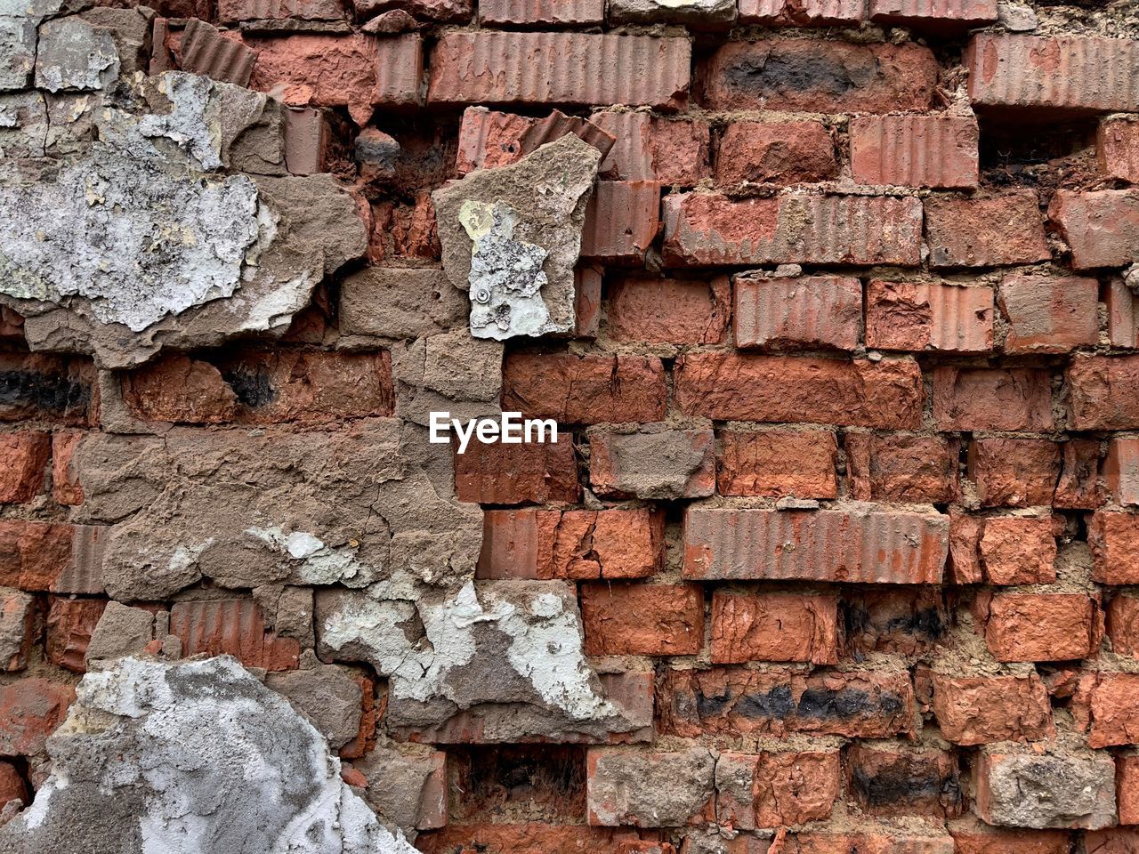 CLOSE-UP OF BRICK WALL