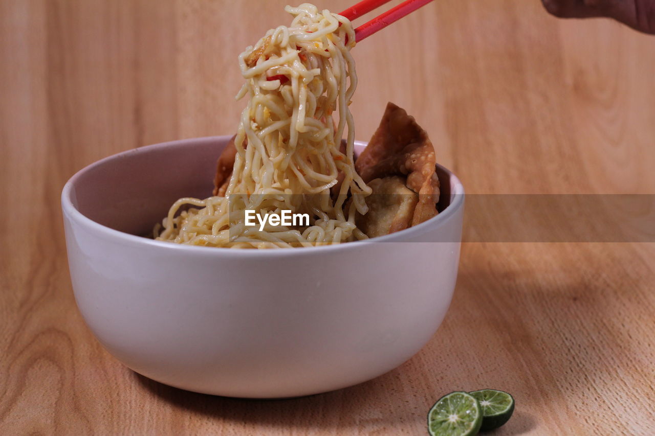 CLOSE-UP OF PASTA IN BOWL