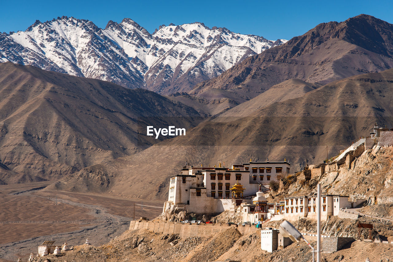 PANORAMIC VIEW OF SNOWCAPPED MOUNTAIN AGAINST SKY