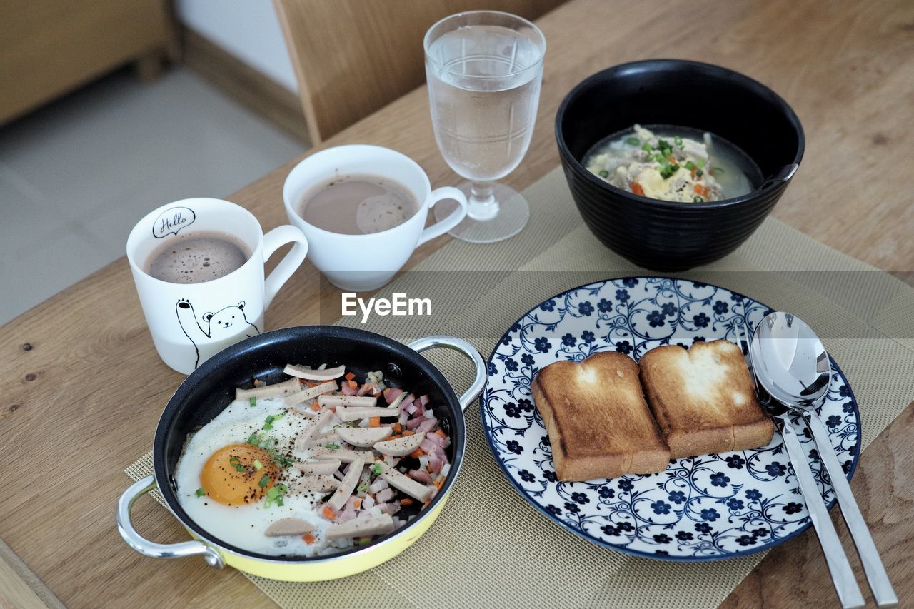 HIGH ANGLE VIEW OF BREAKFAST SERVED IN PLATE