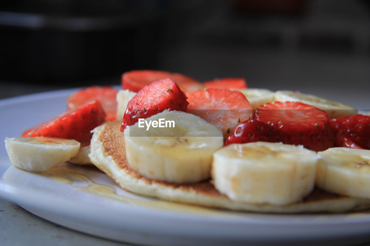 CLOSE-UP OF STRAWBERRIES IN PLATE