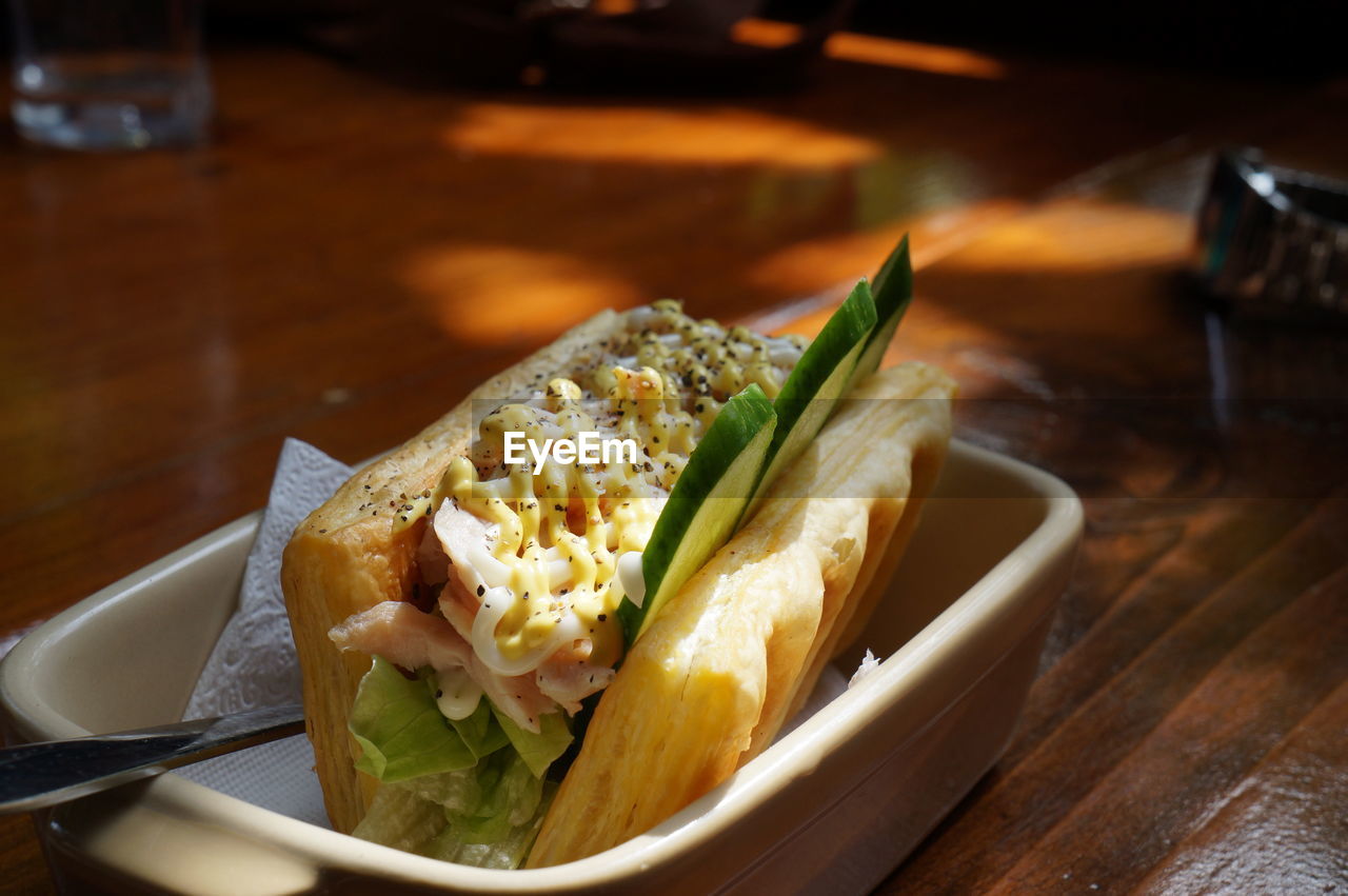 CLOSE-UP OF FOOD IN PLATE