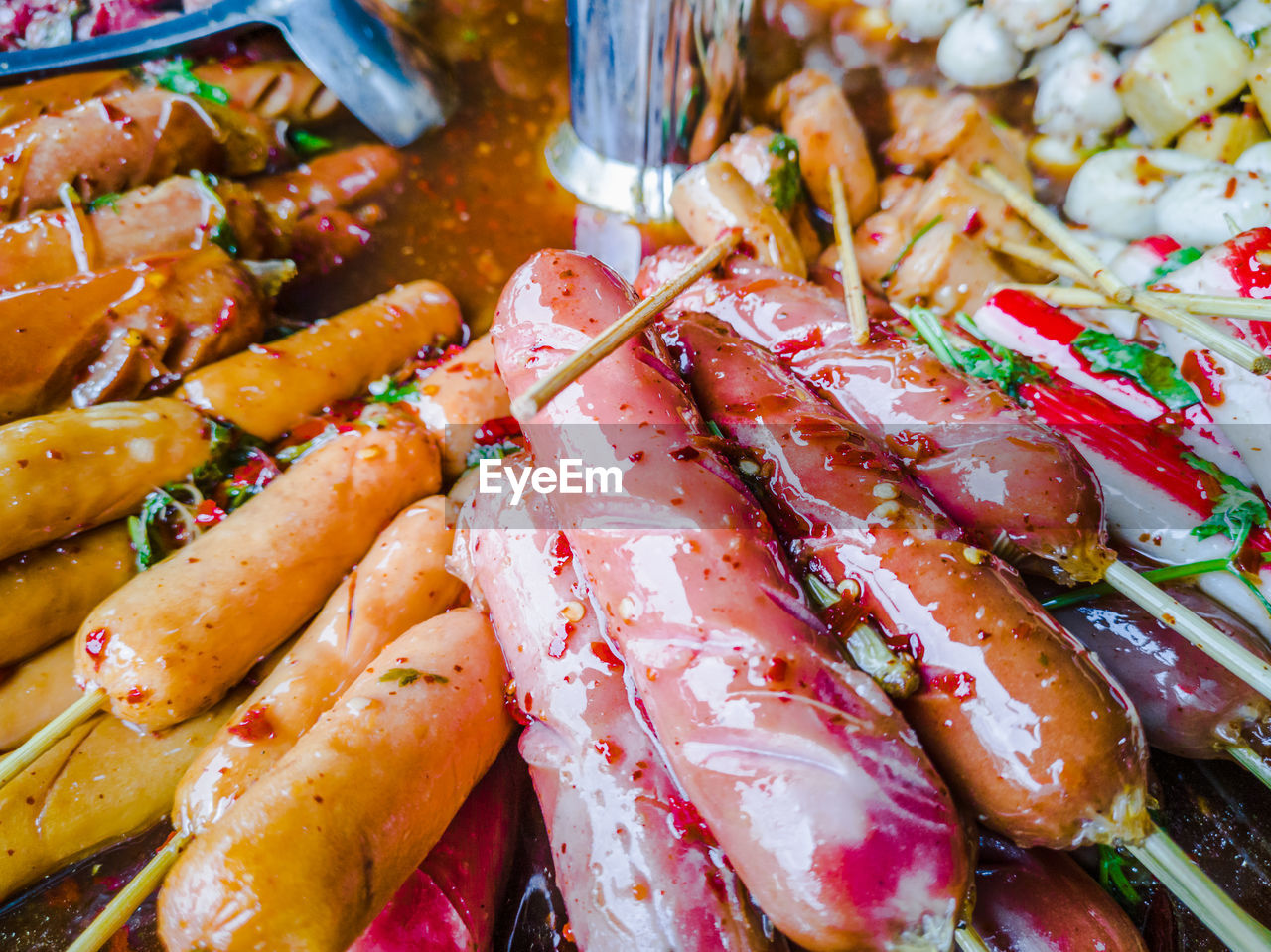 HIGH ANGLE VIEW OF FOOD IN MARKET STALL