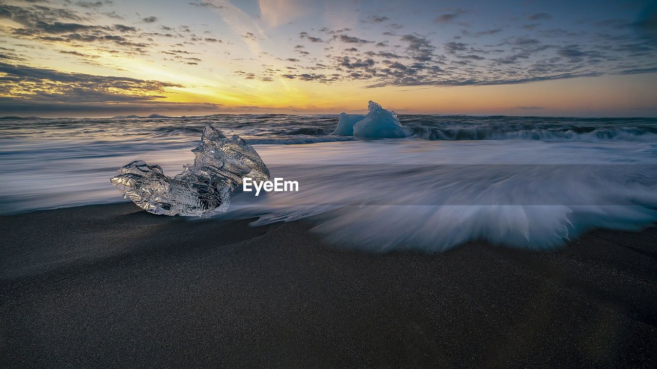 Strong waves on diamond beach, iceland