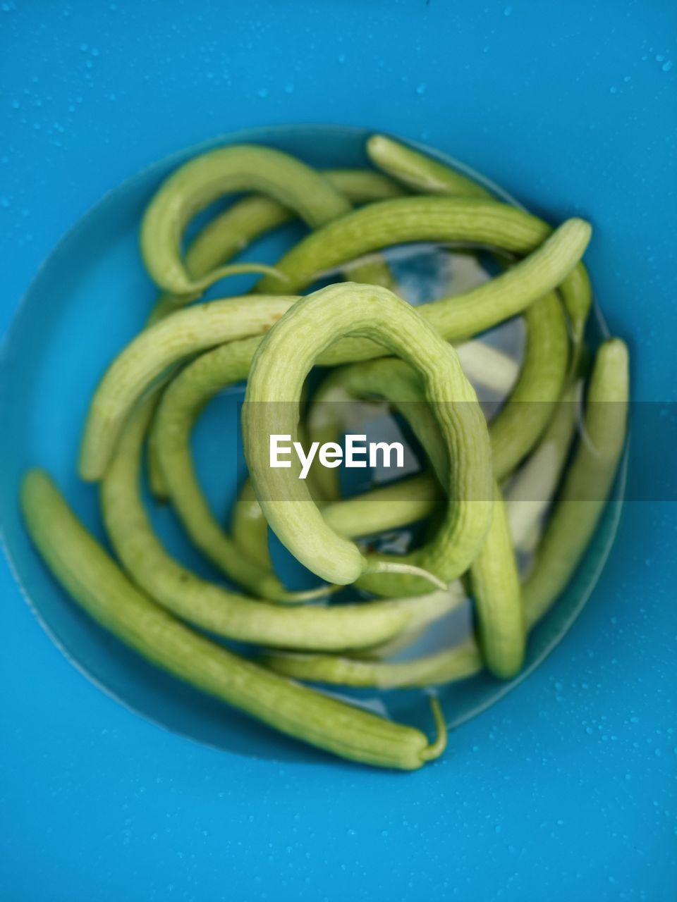 HIGH ANGLE VIEW OF GREEN BEANS IN CONTAINER
