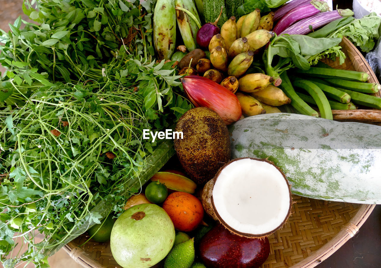 HIGH ANGLE VIEW OF FRUITS AND VEGETABLES ON GREEN PLATE