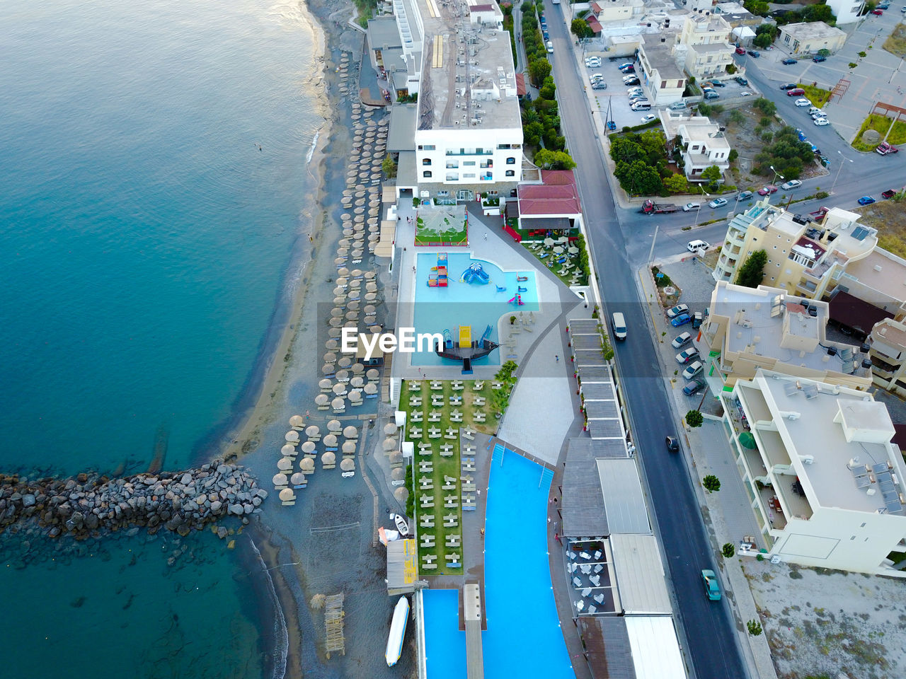 HIGH ANGLE VIEW OF SWIMMING POOL IN CITY